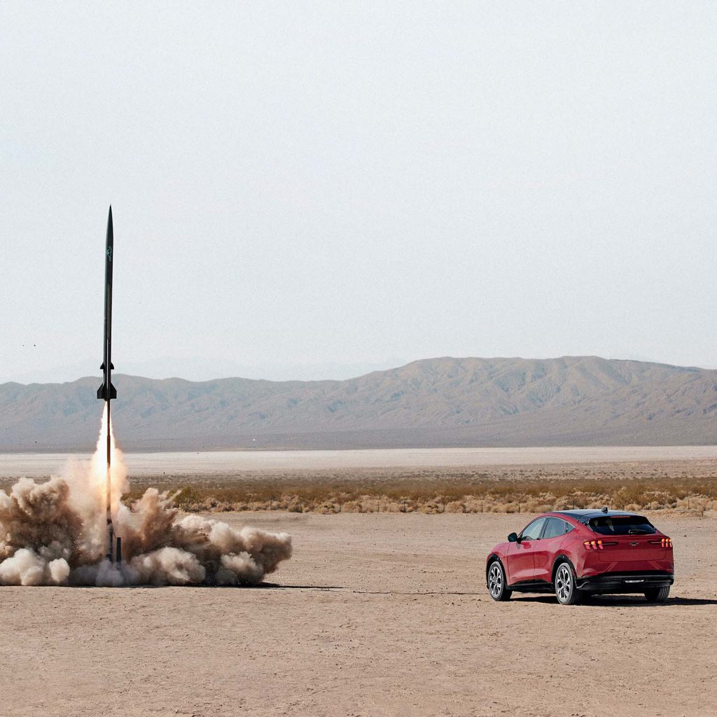 Já alguma vez viu um automóvel fugir à gravidade ao arrancar mais depressa do que um candelabro em queda livre, conseguir fazer a distinção entre gémeos verdadeiros ou competir diretamente com um foguetão?