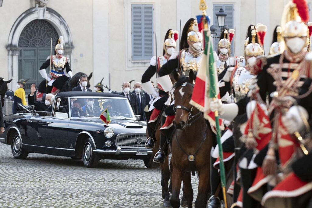 Sergio Mattarella, Presidente da República Italiana,  regressa ao Palazzo del Quirinale a bordo  do Lancia Flaminia Presidencial