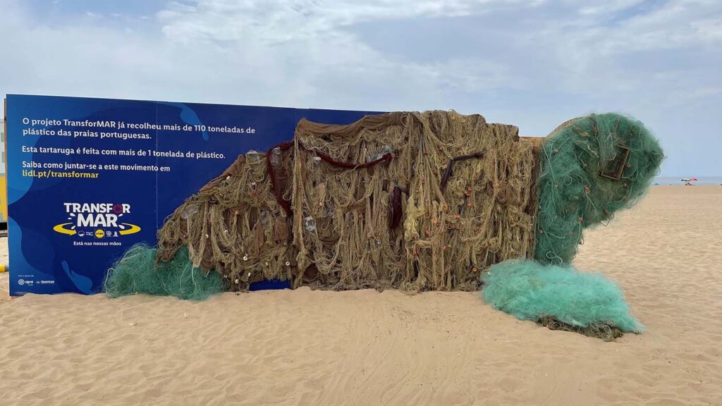 LIDL: esculturas feitas de plástico alertam para a poluição das praias e oceanos