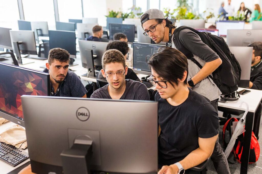 Mais de 130 candidatos fazem último teste para entrarem na escola 42 Porto