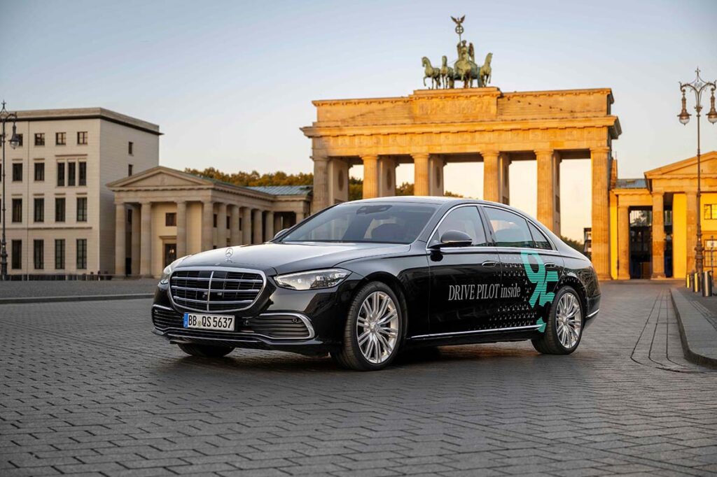 A Mercedes-Benz aumenta a velocidade máxima do seu sistema de condução automatizada de nível 3 para 95 km/h