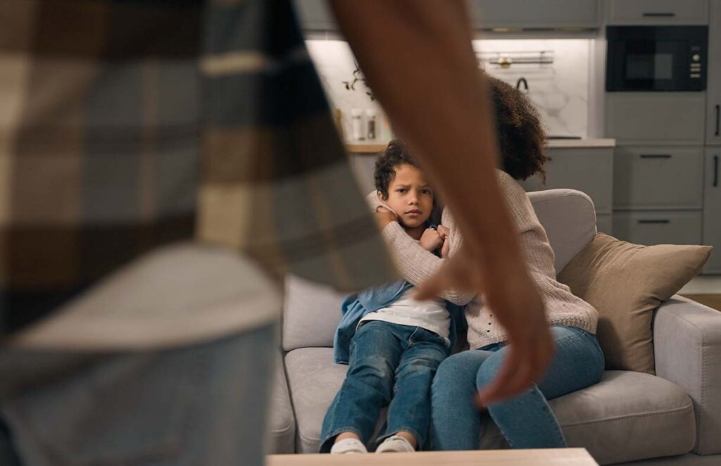 Mãe é Mãe, até que os filhos matem o pai com um martelo