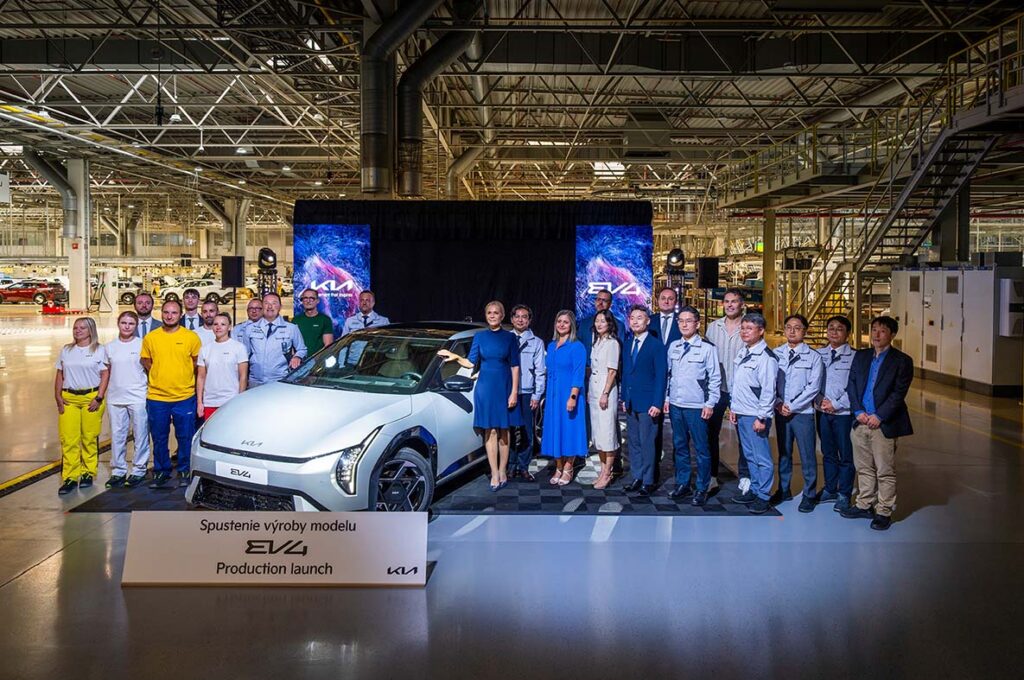 Kia estreia produção de veículos elétricos na Europa com o novo EV4