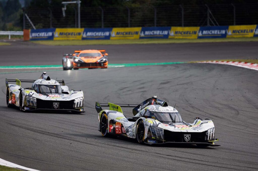 Os dois PEUGEOT 9X8 destacam-se, com um segundo lugar e um Top 5 no Japão