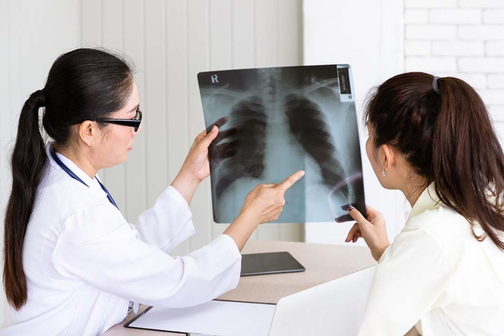 Respirar não devia pesar, mas para quem vive com fibrose pulmonar, os atrasos no diagnóstico continuam a ser um peso